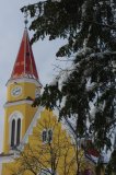 Priečelie farského kostola vo februári 2009